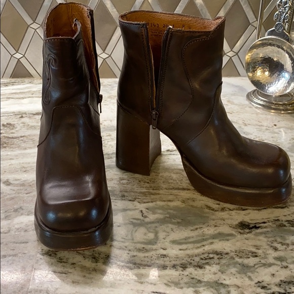 Zodiac Shoes - Size 8 women’s zodiac boot.  Leather upper